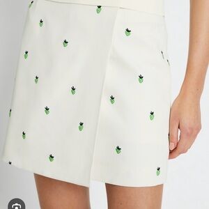 TORY BURCH- GOLF ⛳️ or TENNIS 🎾 Embroidered Cream Skirt with Green strawberry